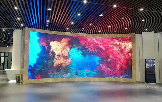 1.875 arc-shaped ultra-clear small-pitch full-color screen installation test results